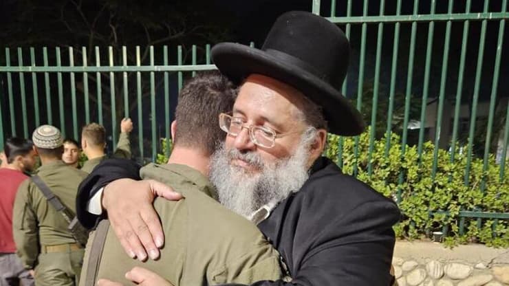 הרב חיים יוסף אברג'ל (צילום: אדיב צפרירי) הרב אברג'ל ולוחם בצה"ל