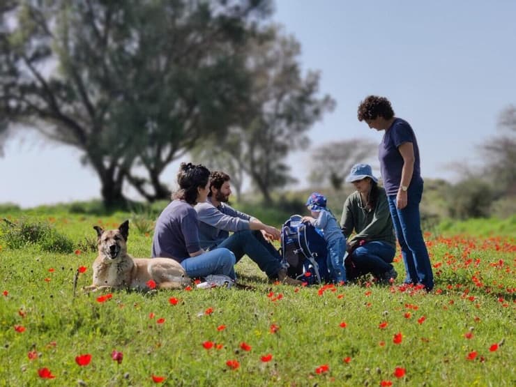 משפחת גת, מימין לשמאל: אמא כנרת נרצחה, ירדן, גפן, אלון, כרמל