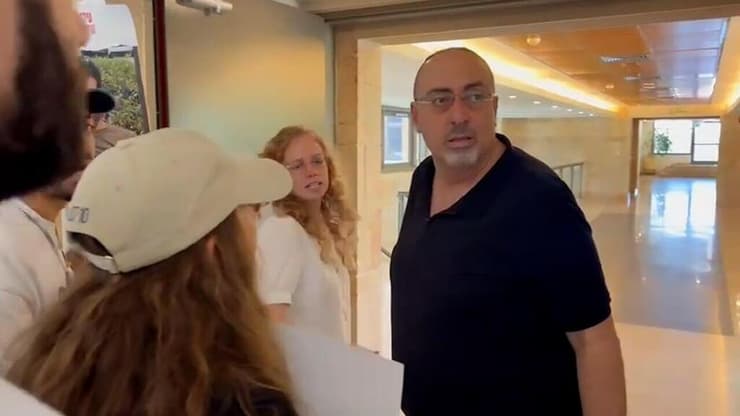 תיעוד מהכנסת: ניסים ואטורי וחנה העוזרת שלו מתעמתים עם משפחות החטופים