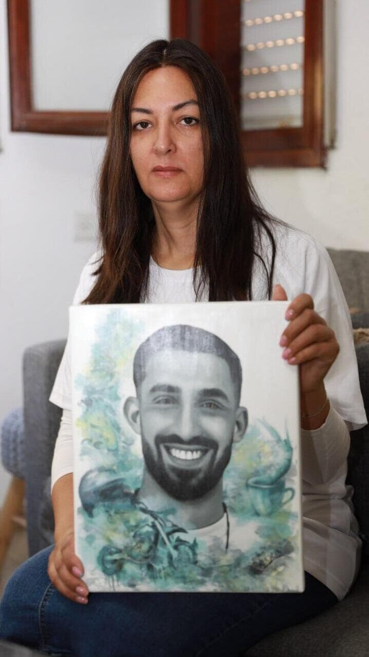 "הם אוכלים את העפר ומריחים את הגופה של הילד". עינב דנינו (צילום: אלכס גמבורג ) עינב אימו של אורי דנינו החטוף