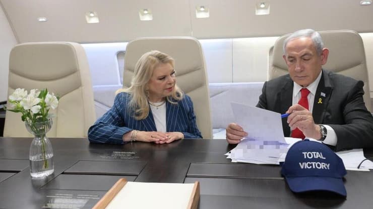 בנימין ושרה נתניהו ומשפחות החטופים לפני העלייה למטוס