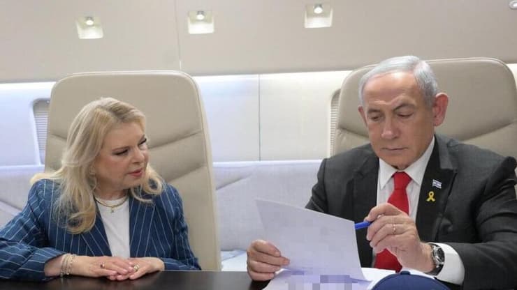 בנימין ושרה נתניהו ומשפחות החטופים לפני העלייה למטוס