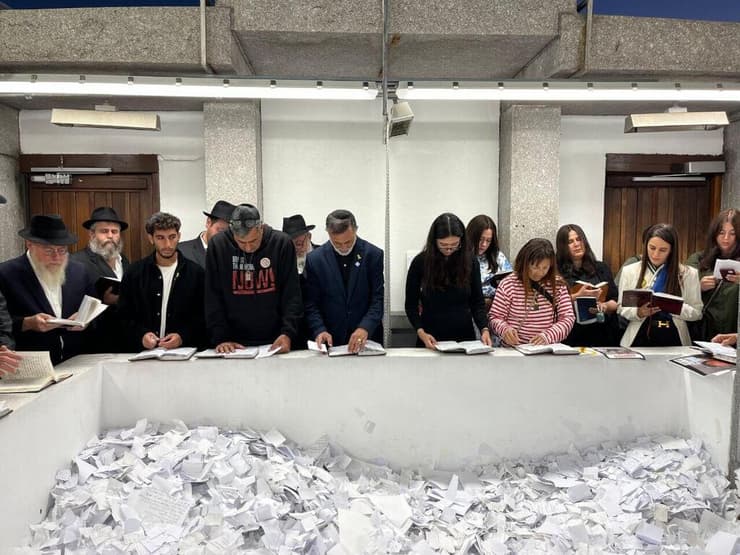 נועה ארגמני ומשפחות החטופים שהצטרפו למשלחת ראש הממשלה הגיעו לקברו של הרבי מילובביץ' (צילום: איציק בלניצקי) נועה ארגמני ומשפחות החטופים במשלחת ראש הממשלה הגיעו לקברו של הרבי מילובביץ'