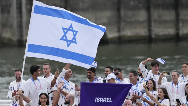 האיראנים מנסים לפגוע בספורט הישראלי. המשלחת הישראלית לאולימפיאדת פריז (צילום: AP Photo/Kirsty Wigglesworth) המשלחת הישראלית