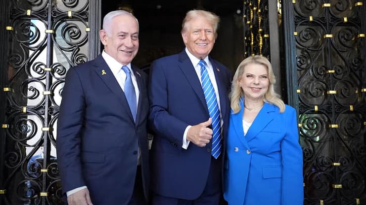 הזוג נתניהו עם טראמפ בפלורידה (צילום: ISRAELI GOVERNMENT PRESS OFFICE / AFP) בנימין ושרה נתניהו נפגשים עם דונלד טראמפ ותמונתו של אריאל ביבס
