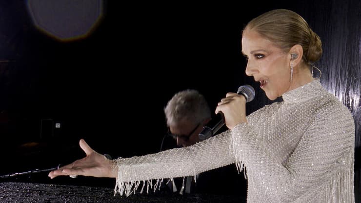 סלין דיון שרה למרגלות מגדל האייפל במשדר טקס פתיחת האולימפיאדה 2024 בפריז