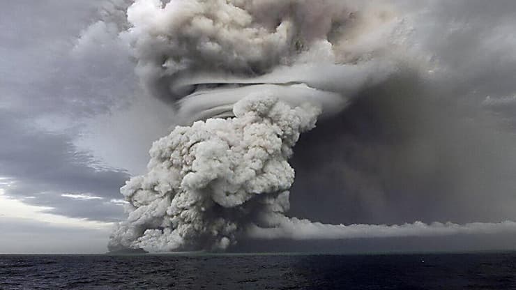 התפרצות הר הגעש התת-ימי הונגה-טונגה (צילום: Tonga Geological Services / ZUMA Press / Zuma / RÉA, Dr. Mark Schoeberl) התפרצות הר הגעש התת-ימי הונגה-טונגה