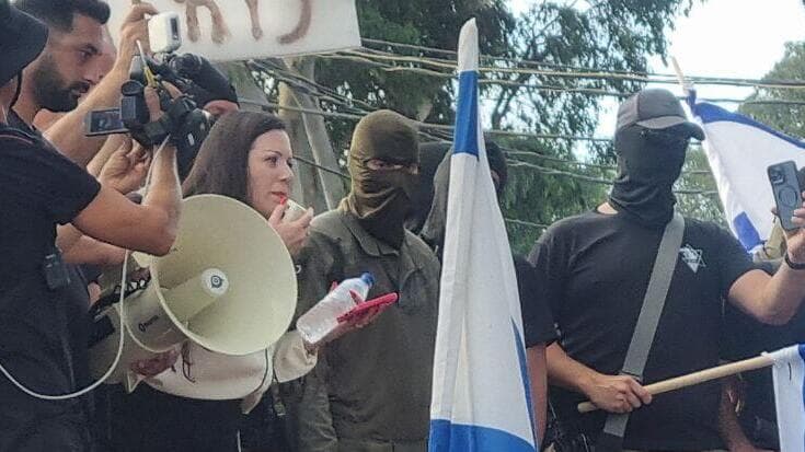 ח"כ טלי גוטליב עם רעולי פנים חמושים בהפגנת תמיכה בחיילים העצורים בחשד להתעללות במחבל - בית ליד