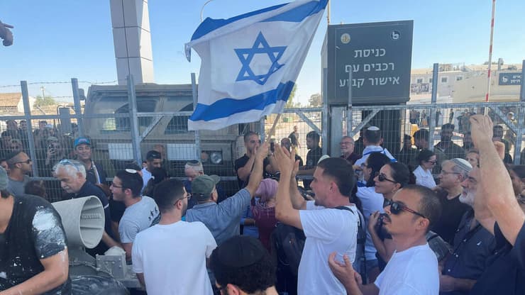 מחאה נגד פשיטת המשטרה הצבאית על מתקן הכליאה בשדה תימן