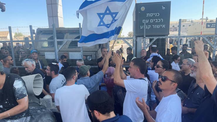 מחאה נגד פשיטת המשטרה הצבאית על מתקן הכליאה בשדה תימן