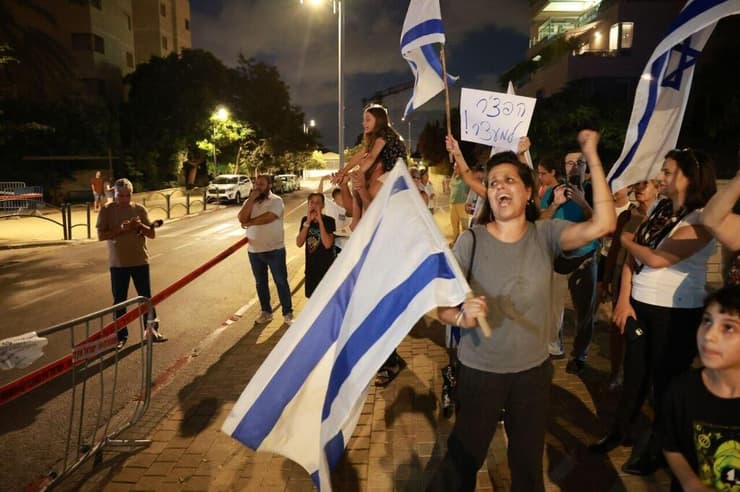 הפגנה מול בית הפצרי"ת יפעת תומר ירושלמי בעקבות מעצרם של תשעה לוחמים בחשד להתעללות במחבל נוחבה