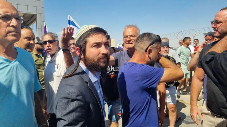 ח"כ סוכות בשדה תימן. ייחקר באזהרה (צילום: אילנה קוריאל) מחאה נגד פשיטת המשטרה הצבאית על מתקן הכליאה בשדה תימן