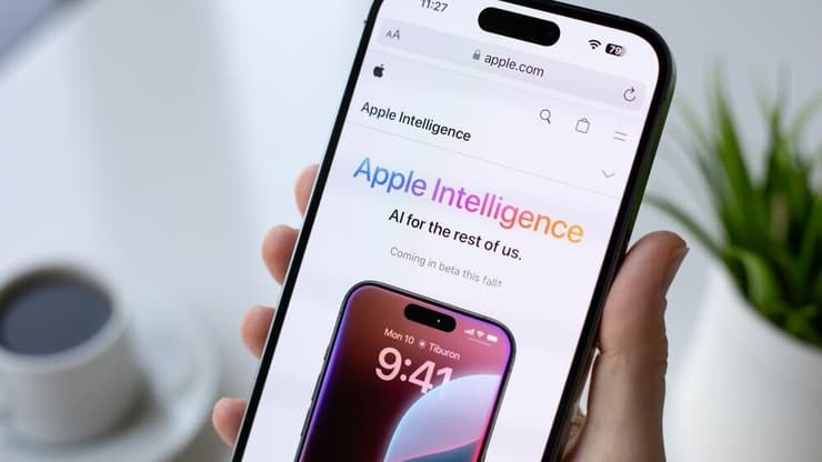 Apple Intelligence - הבינה המלאכותית של אפל, שהתבררה כלא כל כך חכמה (צילום: DenPhotos / Shutterstock.com) Apple Intelligence - הבינה המלאכותית של אפל