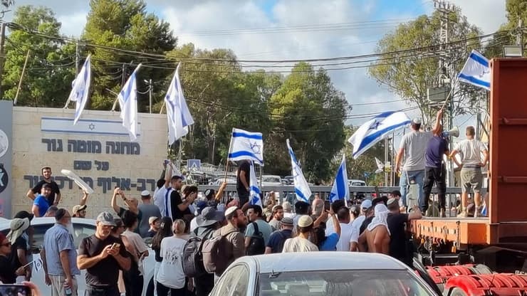 הפגנת תמיכה בחיילים העצורים בחשד להתעללות במחבל - בית ליד