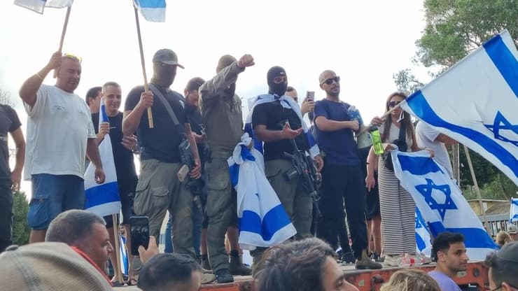 רעולי פנים חמושים מפגינים בבית ליד (צילום: יריב כץ) הפגנת תמיכה בחיילים העצורים בחשד להתעללות במחבל - בית ליד