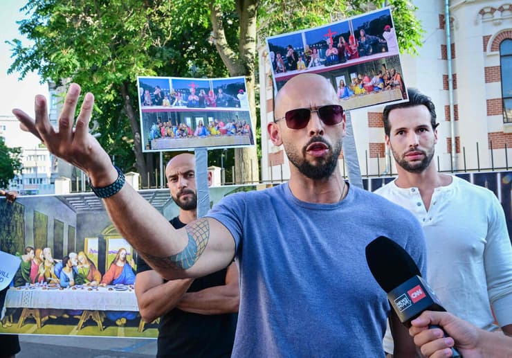 אנדרו דייט הפגנה מול שגרירות צרפת ב בוקרשט טקס פתיחה אולימפיאדה פריז 