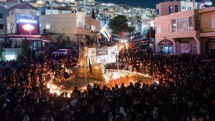 מעגלי אבל במג'דל שמס לאחר אסון בו נרצחו 12 ילדים בעקבות פגיעת רקטה ששוגרה מלבנון ופגעה במגרש ספורט 