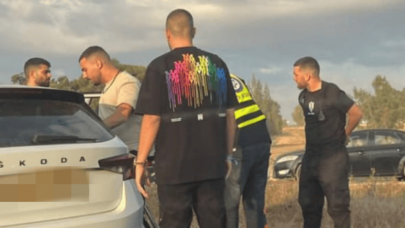 התמונה האחרונה של בר (מימין) לפני החטיפה: "הוא יכל לברוח, אבל סייע לפצועים" (צילום: באדיבות המשפחה) התמונה האחרונה של בר לפני החטיפה