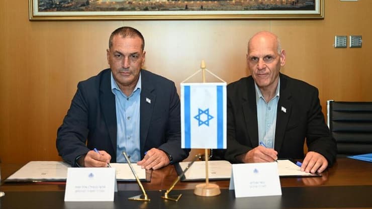 מנכ"ל ונשיא אלביט מערכות בצלאל (בוצי) מכליס (מימין) ומנכ"ל משרד הביטחון אייל זמיר (צילום: אגף דוברות וקשרי ציבור משהב"ט) בצלאל (בוצי) מכליס, נשיא ומנכ"ל אלביט מערכות ואלוף במיל' אייל זמיר מנכ"ל משרד הביטחון