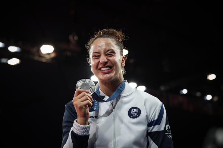 ענבר לניר עם מדליית הכסף מאולימפיאדת פריז 2024