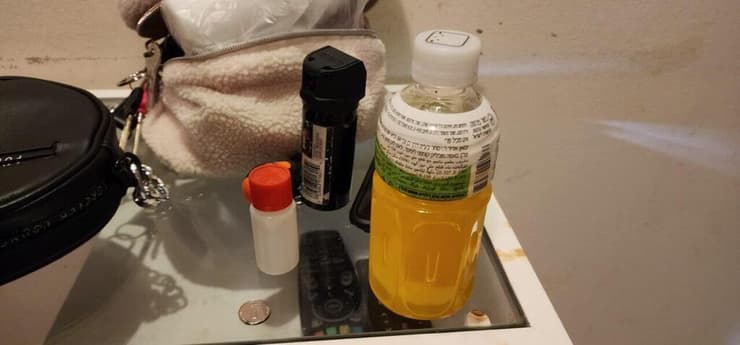 חומרי הרדמה שאותרו בדירה (צילום: דוברות המשטרה) תושב בני ברק התעלל מינית בנשים מוחלשות