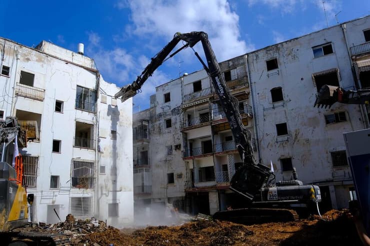 הריסת מבנים במסגרת התחדשות עירונית בתל אביב (צילום: דרור סיתכהל) הריסת מבנים במתחם באזל תל אביב בפרויקט התחדשות עירונית של תדהר אקרו נדלן וקיו נדל"ן