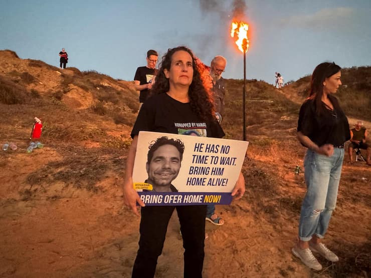 הפרחת עששיות לציון 300 ימים בשבי