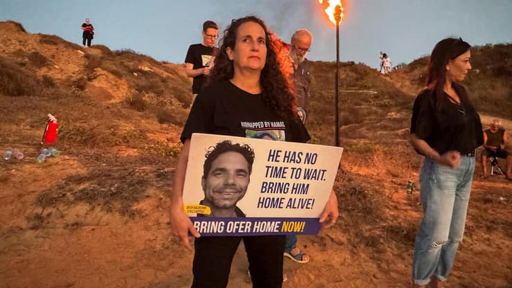 הפרחת עששיות לציון 300 ימים בשבי