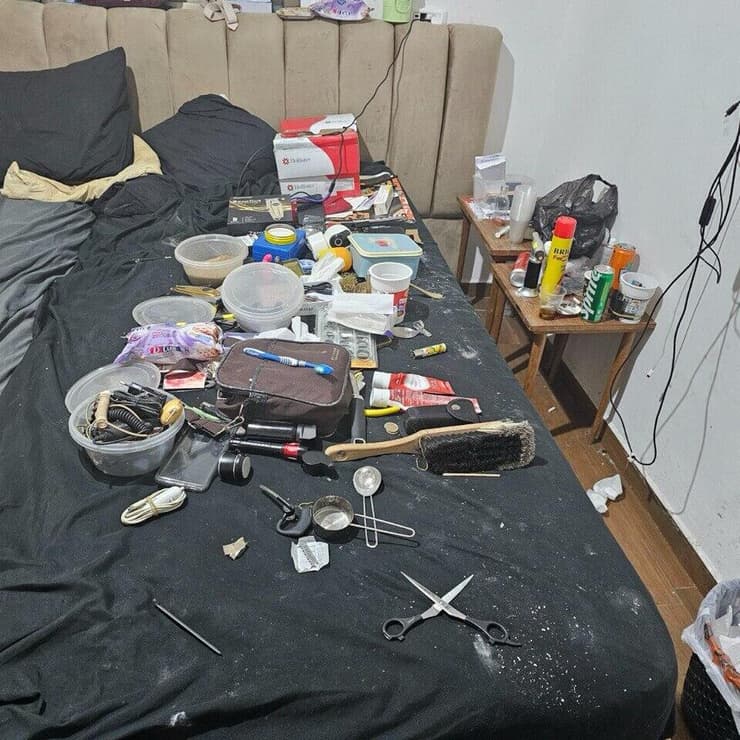 מתוך דירת הזוועות (צילום: דוברות המשטרה) תושב בני ברק התעלל מינית בנשים מוחלשות