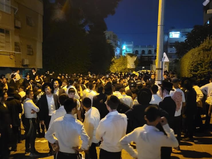 חרדים קיצוניים ליד ביתו של הרב לייבל בבני ברק