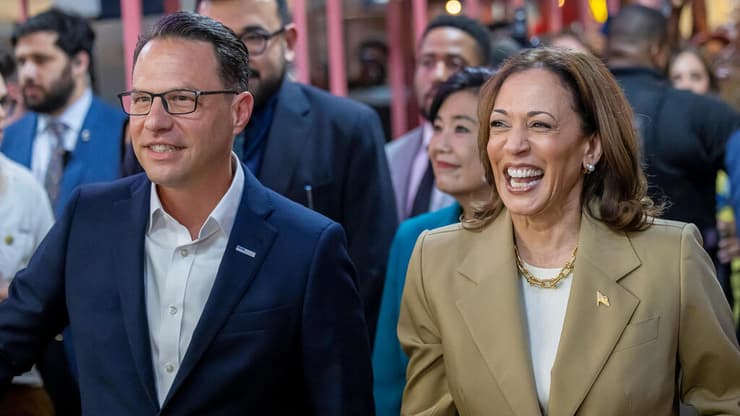 ארה"ב מושל פנסילבניה ג'וש שפירו עם סגנית הנשיא קמלה האריס