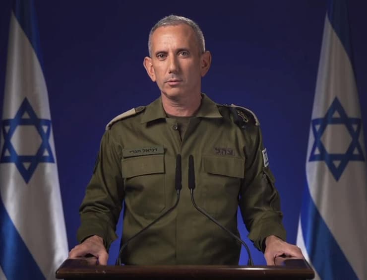 הגרי ליד הפודיום, בתמונה שהפכה להיות מזוהה עם המלחמה. "הבנתי שאני צריך לעשות את זה פעמיים ביום" (צילום: דובר צה"ל) תא״ל דניאל הגרי