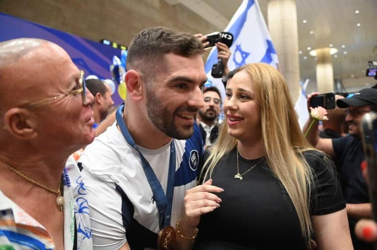 פיטר פלצ'יק לצד אשתו ההריונית, דניאל, עם החזרה בארץ