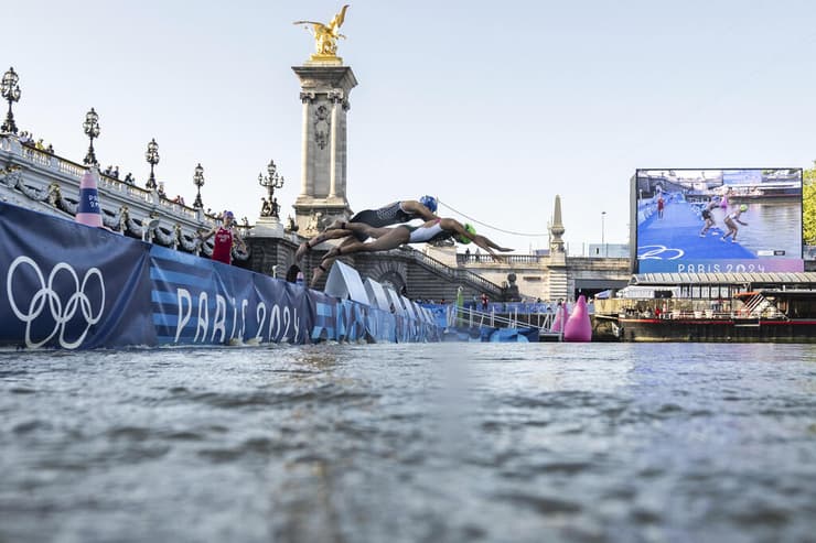 טראיתלטיות קופצות למימי הסן