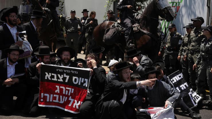 חרדים מפגינים בלשכת הגיוס בתל השומר
