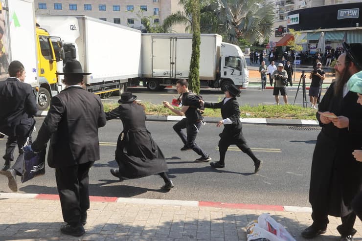 חרדים מפגינים ליד לשכת הגיוס בתל השומר (צילום: יריב כץ) חרדים מפגינים בלשכת הגיוס בתל השומר