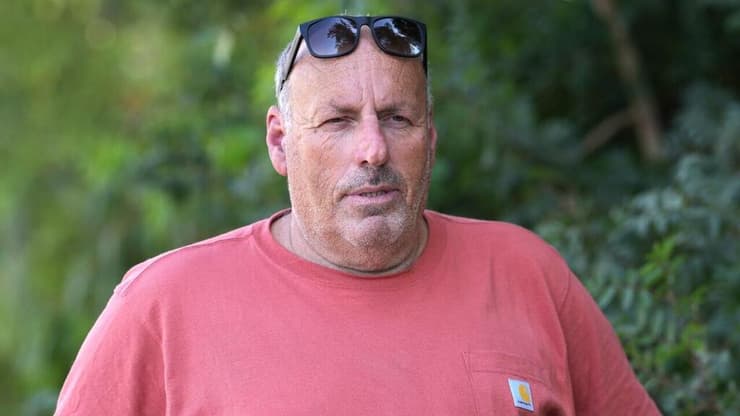 עופר (פושקו) מושקוביץ, רכז אבוקדו בקיבוץ משגב עם, ממשיך לעבוד תחת ירי