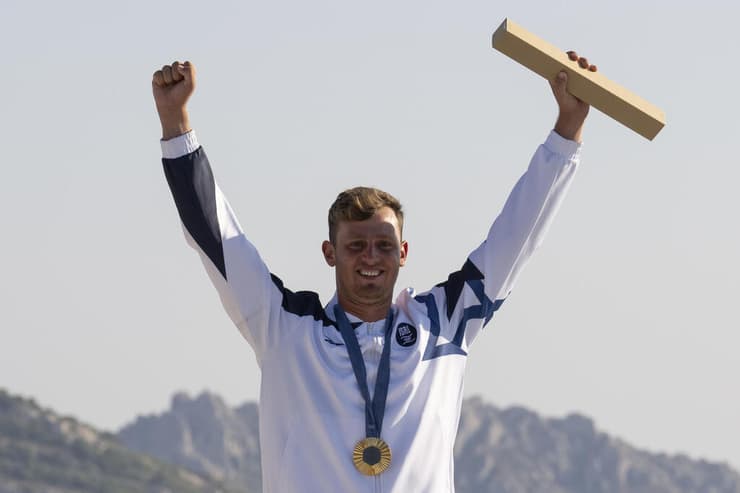 תום ראובני על ראש הפודיום