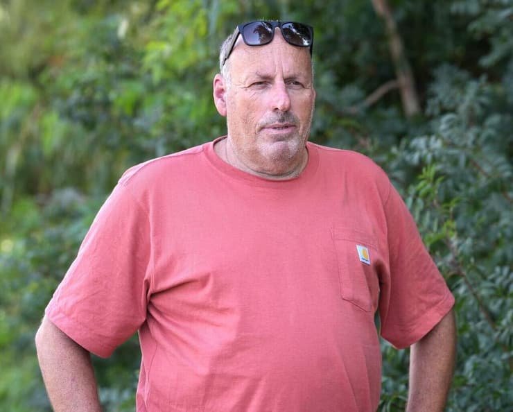 עופר (פושקו) מושקוביץ, רכז אבוקדו בקיבוץ משגב עם, ממשיך לעבוד תחת ירי