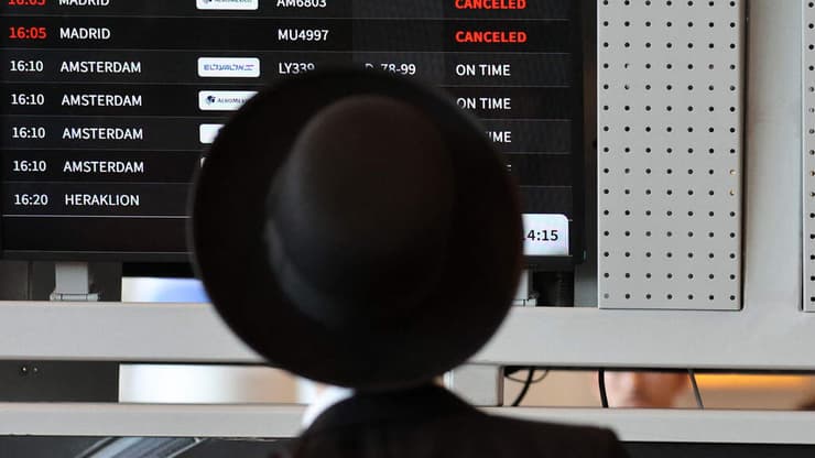 נוסע חרדי בנתב"ג (צילום: גיל כהן-מגן / AFP) נוסע חרדי בשדה התעופה נתב"ג, עת היערכות לתקיפה איראנית