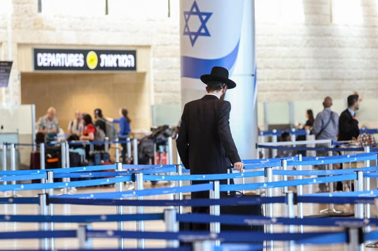 צילום: GIL COHEN-MAGEN / AFP נוסע חרדי בשדה התעופה נתב"ג, עת היערכות לתקיפה איראנית