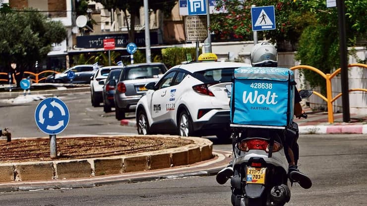 שליח וולט. אילוסטרציה (צילום: גיל נחושתן) שליח וולט