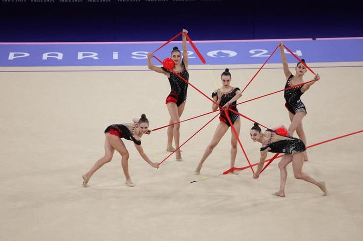 חמש ספורטאיות-על (צילום: עוז מועלם) נבחרת ההתעמלות האמנותית