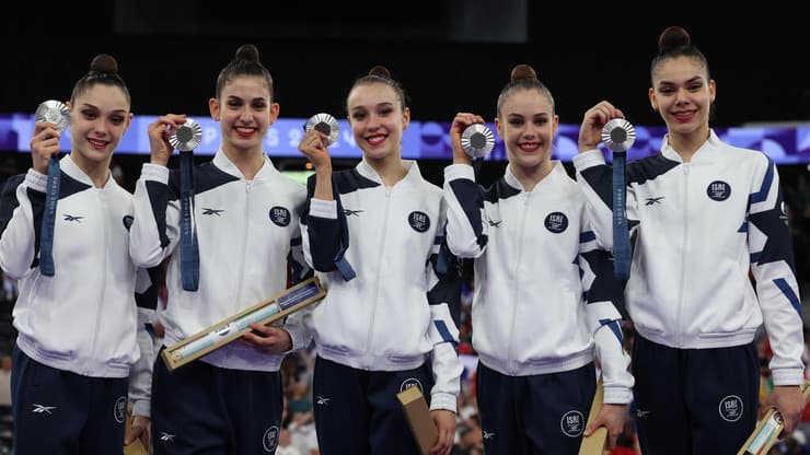 חמש המופלאות עם מדליות הכסף בפריז (צילום: עוז מועלם) נבחרת ההתעמלות האמנותית