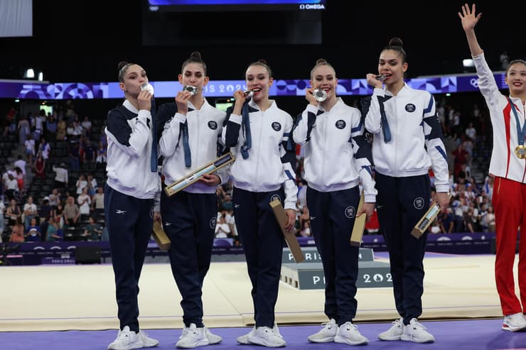 על הפודיום בפריז. מימין לשמאל: שני בקנוב, הדר פרידמן, רומי פריצקי, אופיר שחם ודיאנה סברצוב (צילום: עוז מועלם) מימין לשמאל: אופיר שחם, הדר פרידמן, דיאנה סברצוב, רומי פריצקי ושני בקנוב