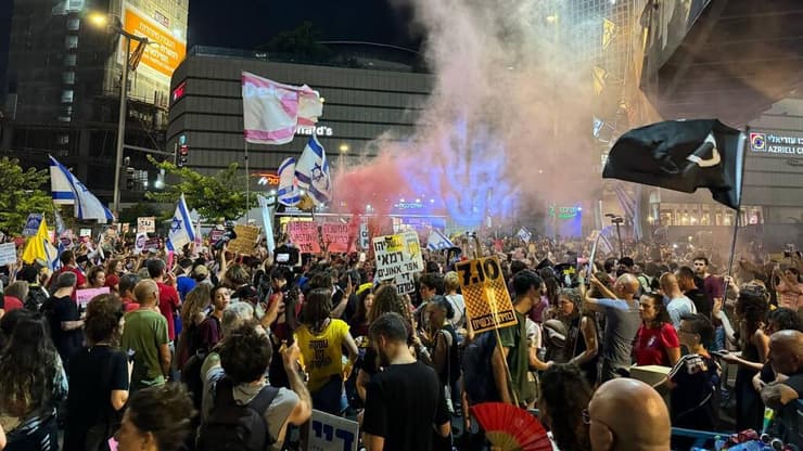 מחאה נגד הממשלה בגשר בגין, תל אביב