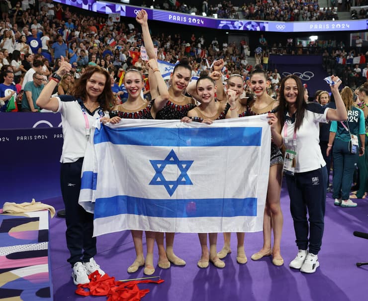 הנבחרת והדר (שנייה מימין) לאחר הזכייה (צילום: עוז מועלם) נבחרת ישראל