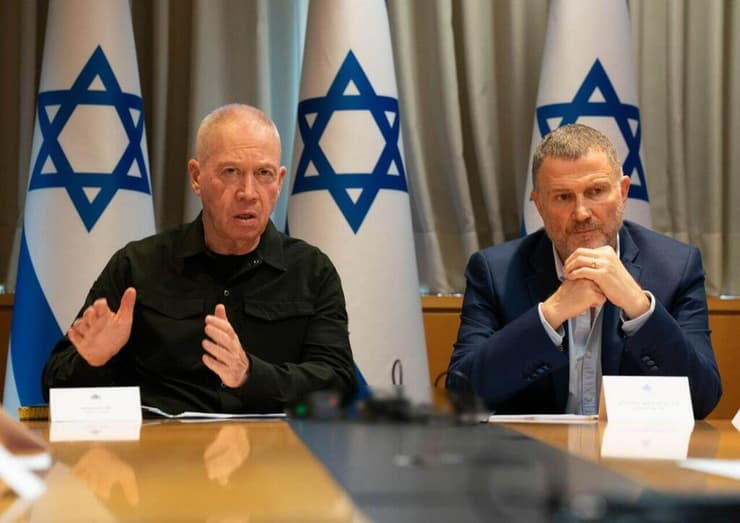 שר הביטחון יואב גלנט בסקירה ביטחונית לועדת חוץ וביטחון, בראשות ח״כ יולי אדלשטיין