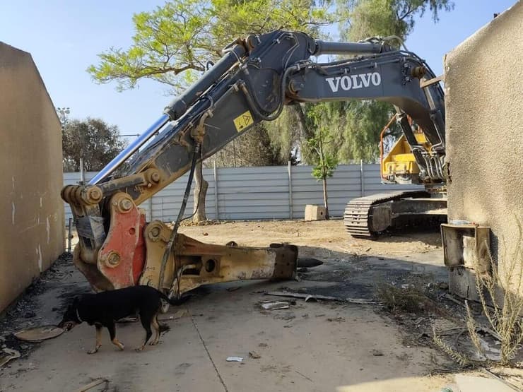  פינוי הריסות מבנים בשכונת הצעירים לצורך בנייה מחדש בקיבוץ נירים