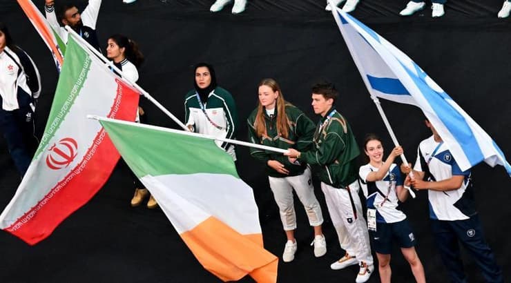 דגל ישראל לצד דגל איראן בטקס באולימפיאדת פריז